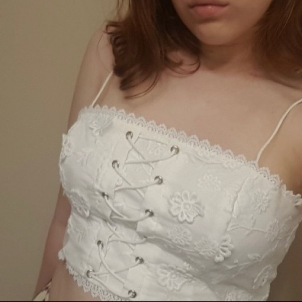 It’s medium white top from forever 21